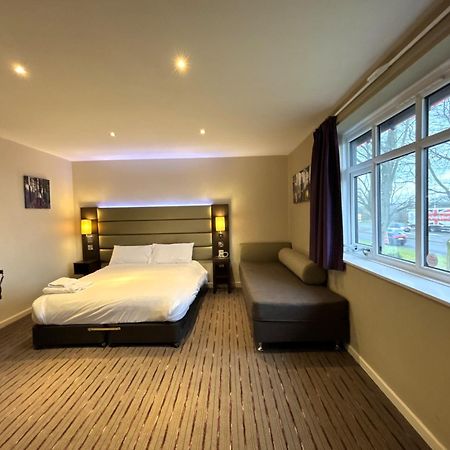 Premier Roomz Two Mills Ledsham  Extérieur photo