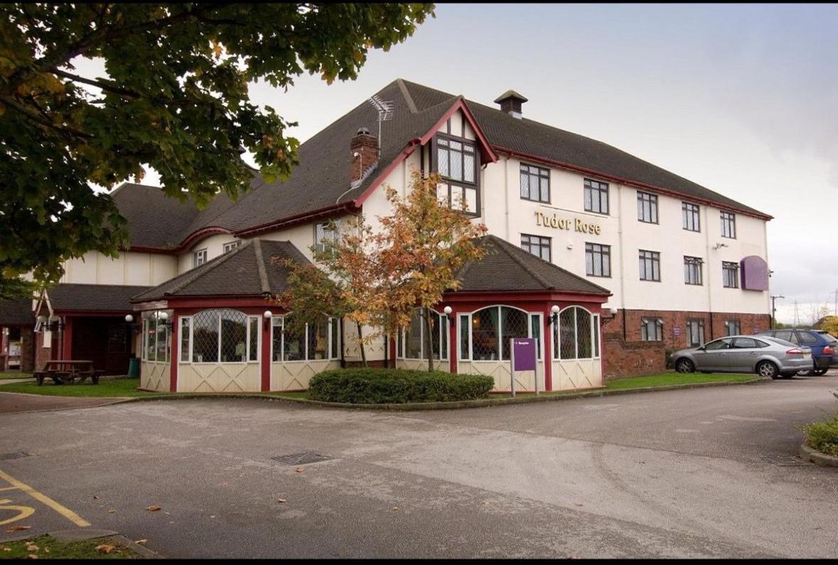 Premier Roomz Two Mills Ledsham  Extérieur photo