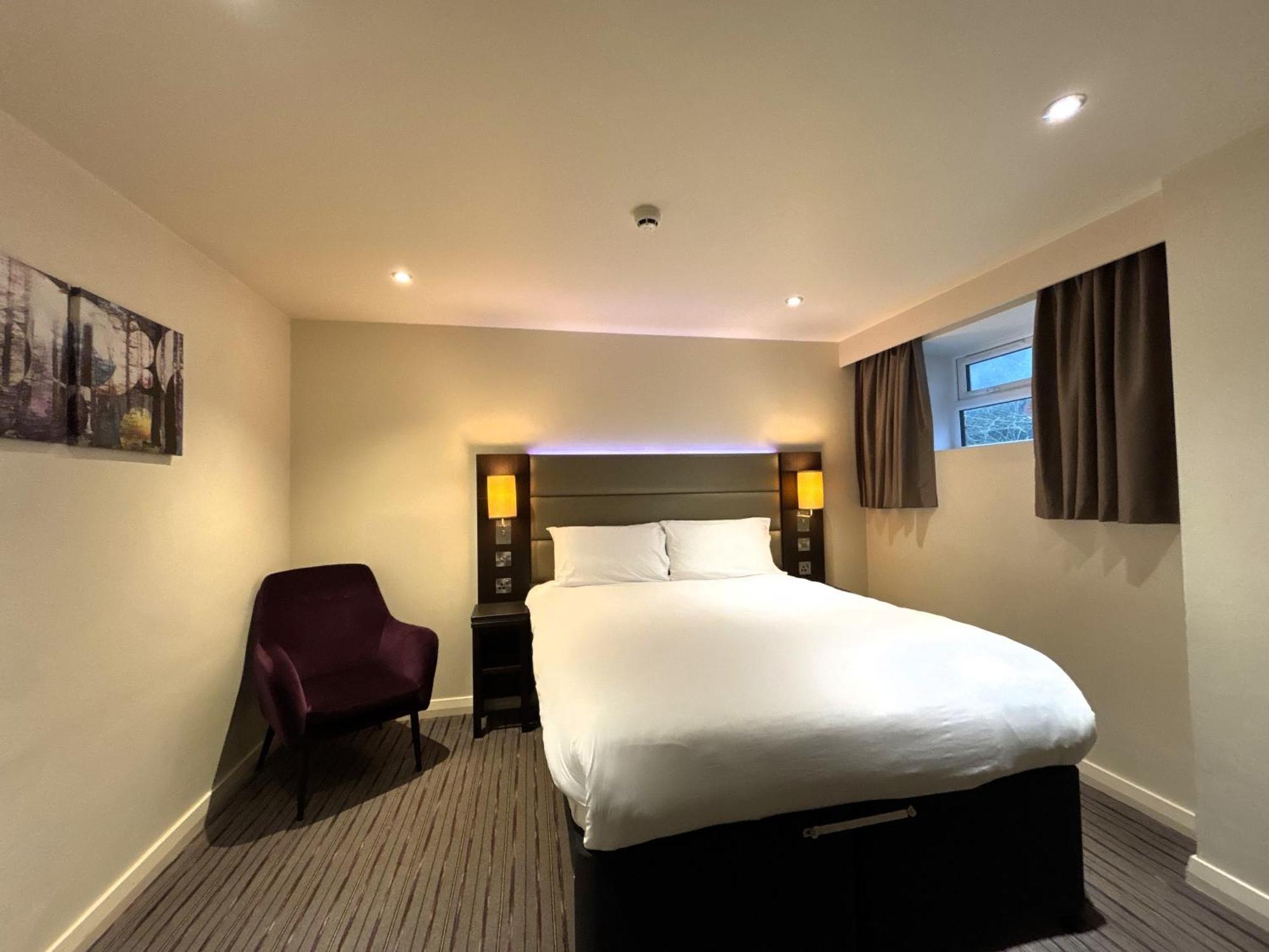 Premier Roomz Two Mills Ledsham  Extérieur photo