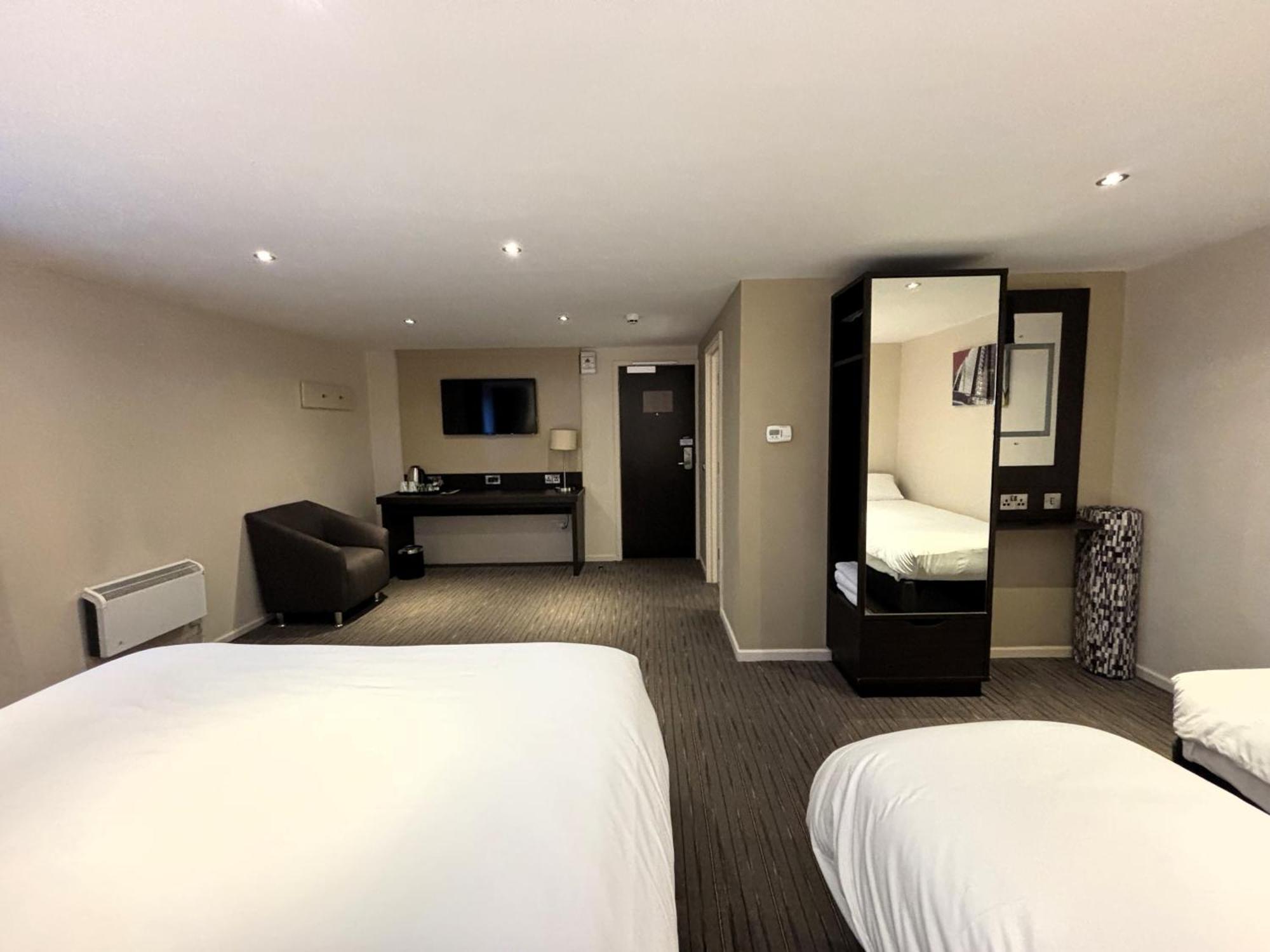 Premier Roomz Two Mills Ledsham  Extérieur photo