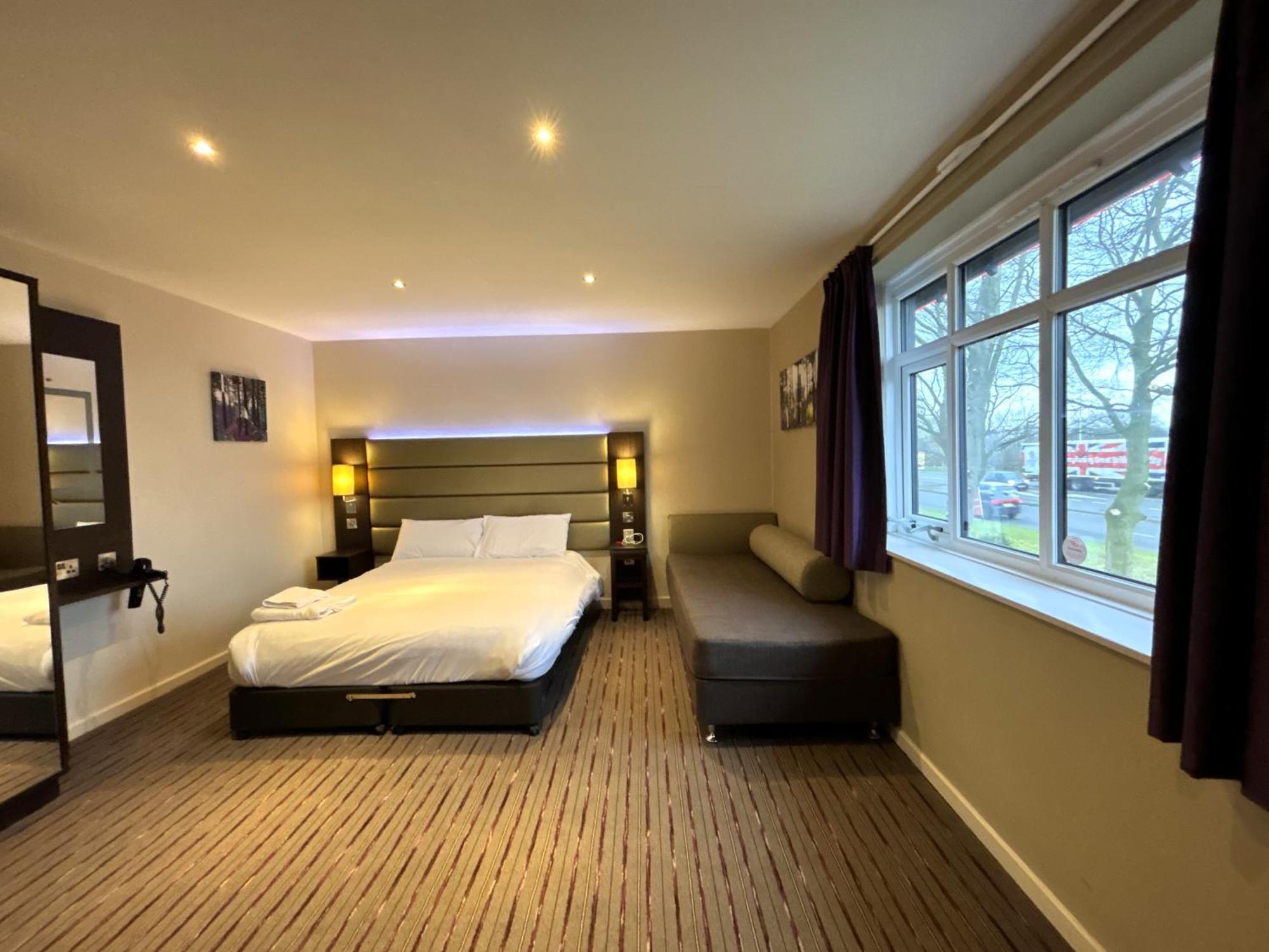 Premier Roomz Two Mills Ledsham  Extérieur photo