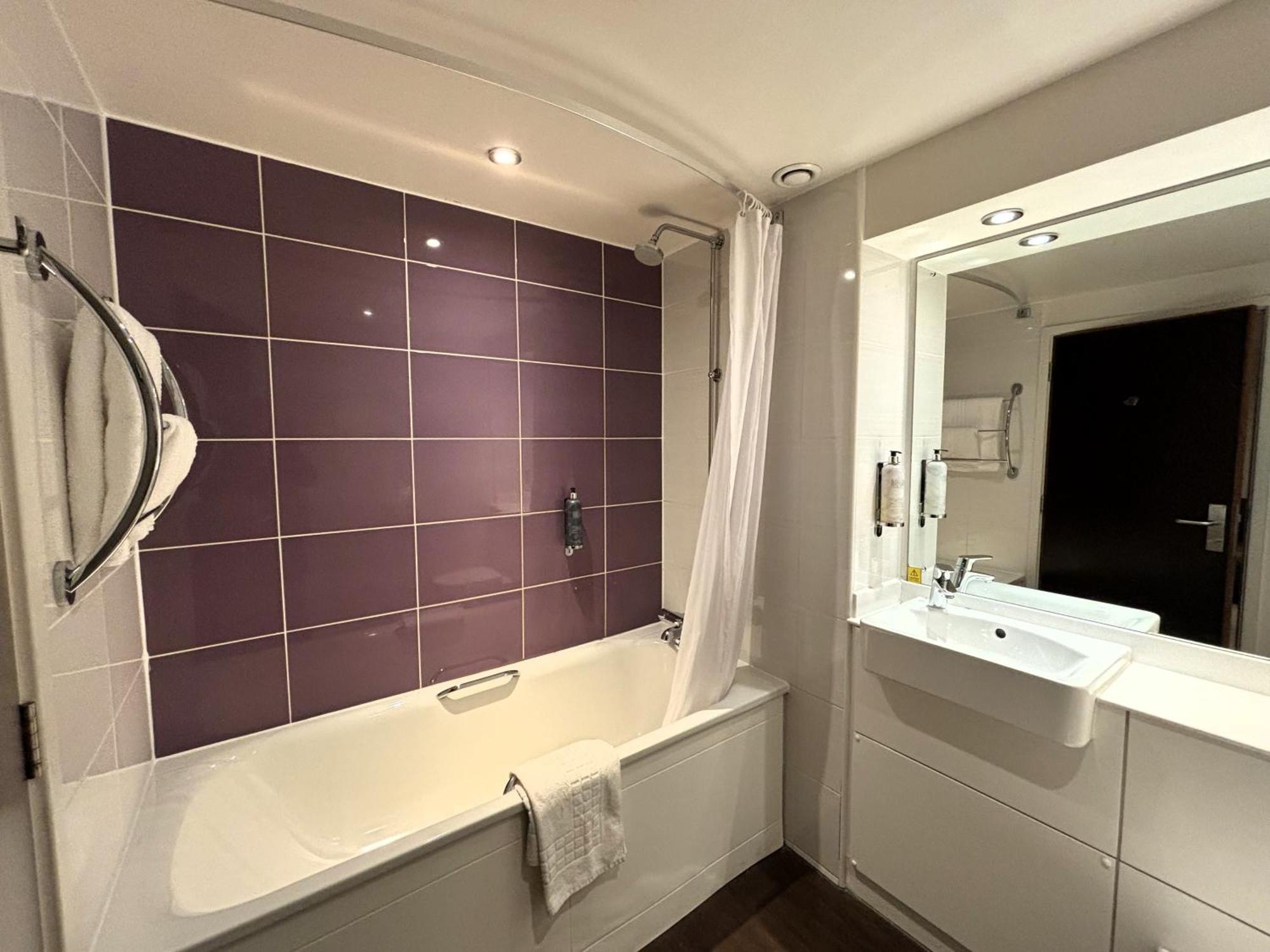 Premier Roomz Two Mills Ledsham  Extérieur photo