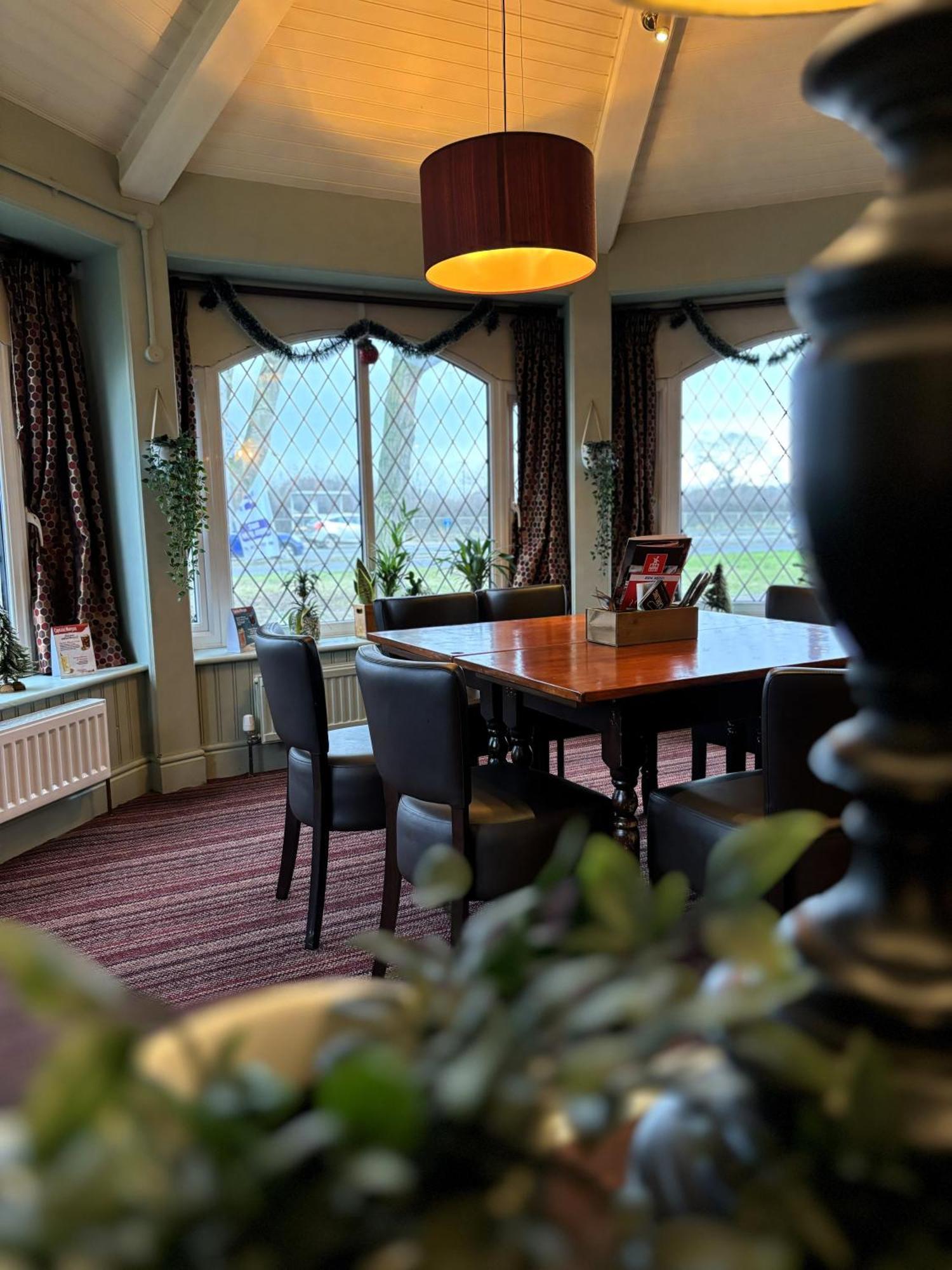 Premier Roomz Two Mills Ledsham  Extérieur photo