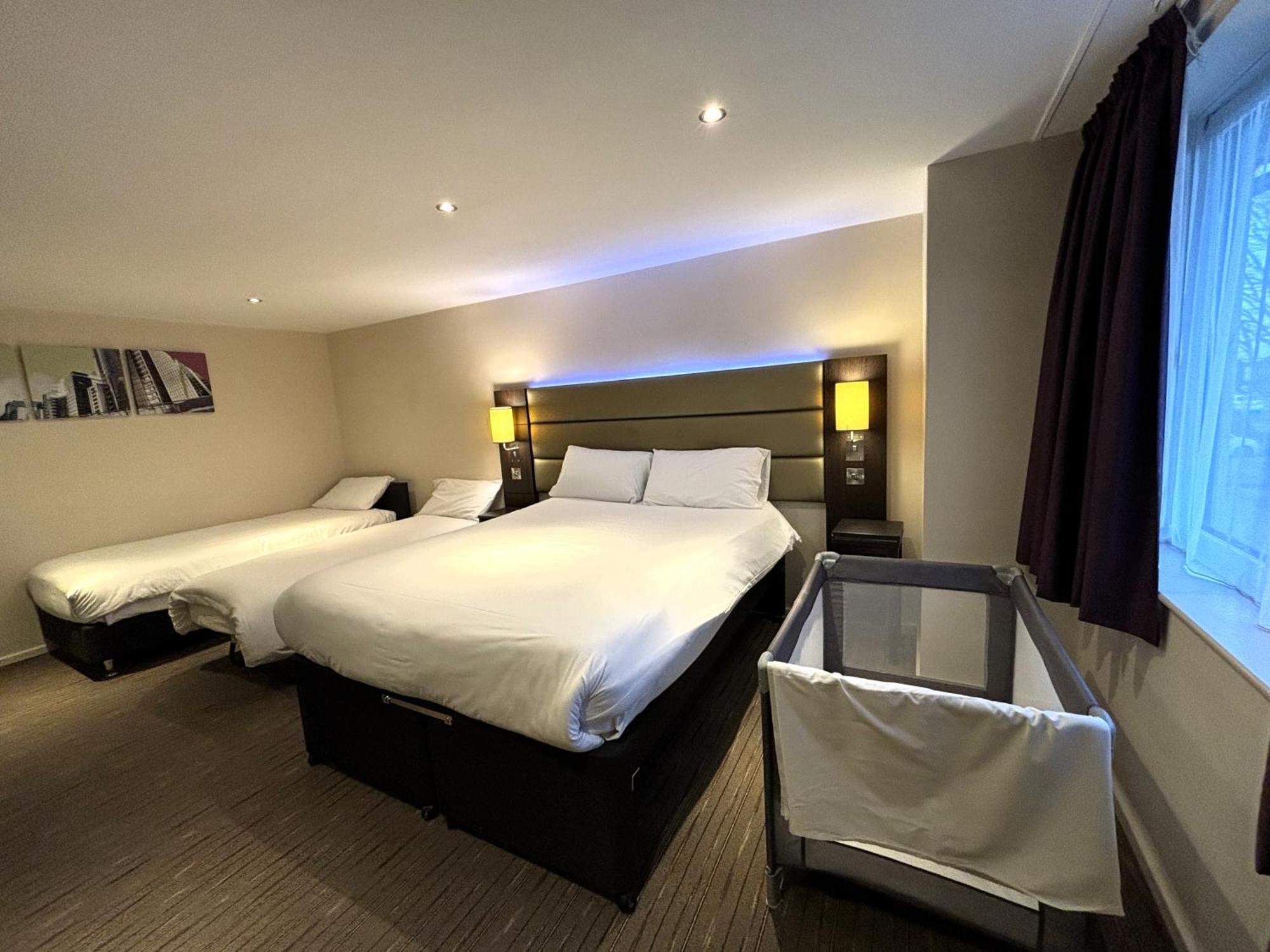 Premier Roomz Two Mills Ledsham  Extérieur photo