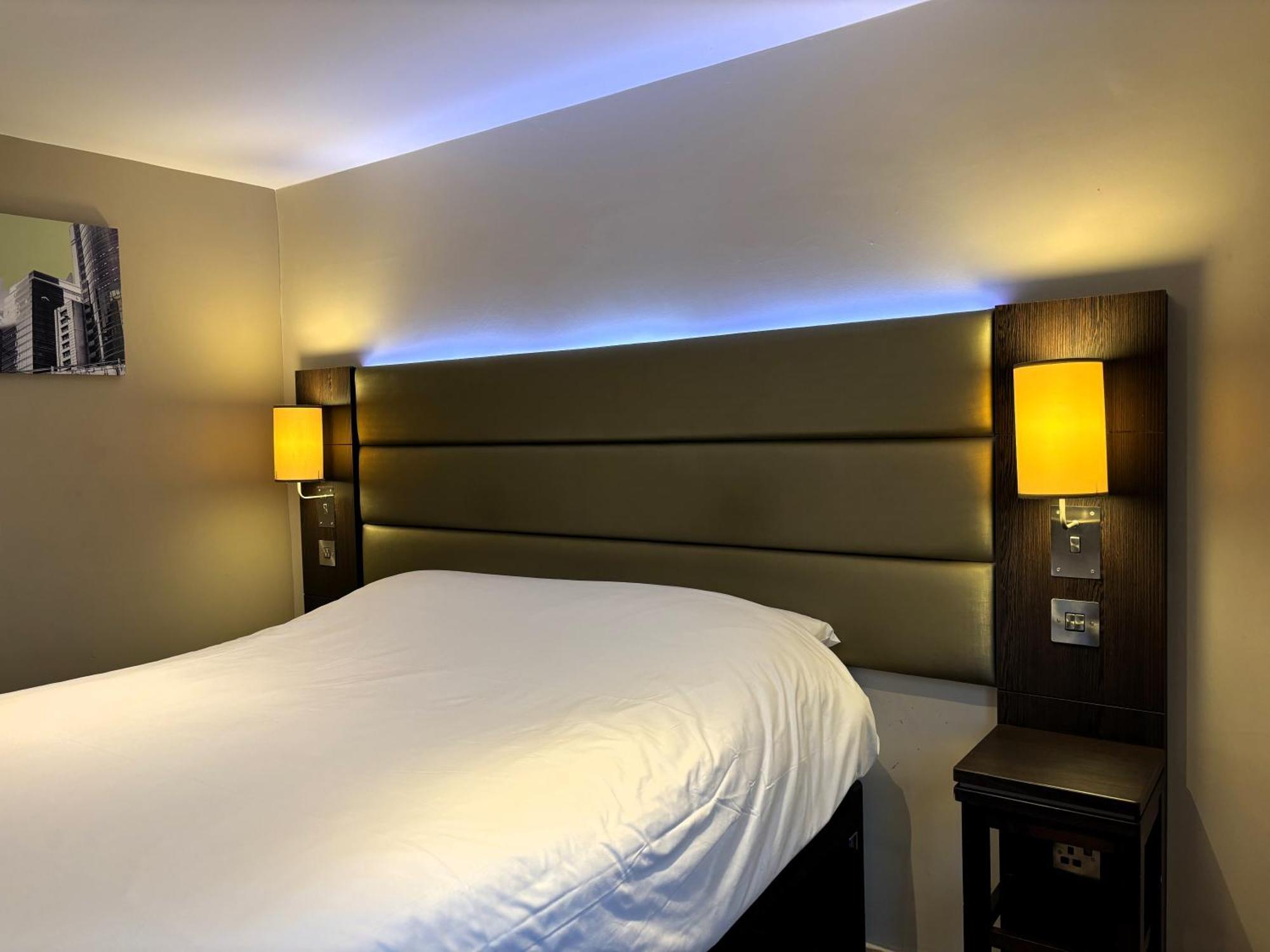 Premier Roomz Two Mills Ledsham  Extérieur photo