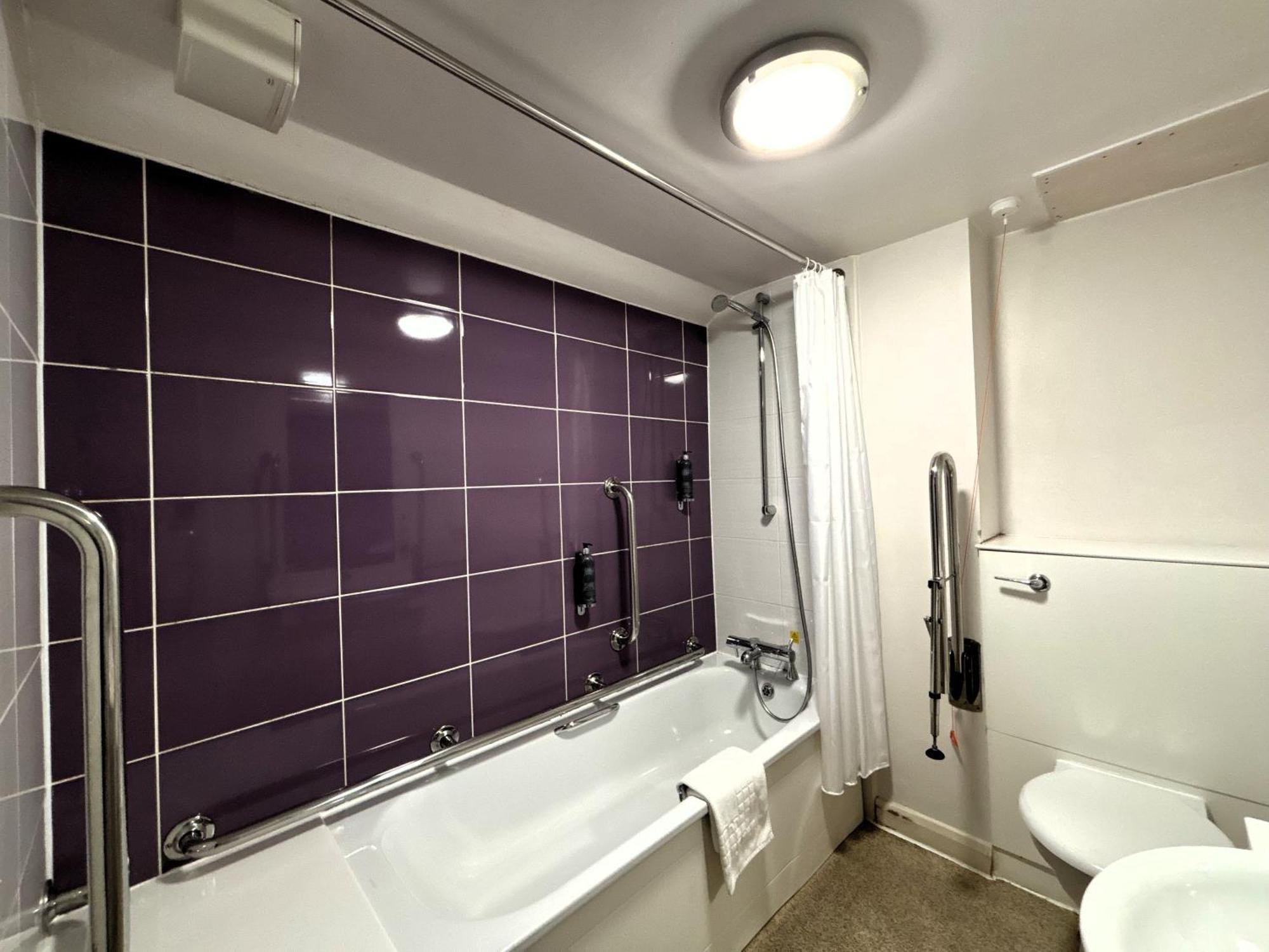 Premier Roomz Two Mills Ledsham  Extérieur photo