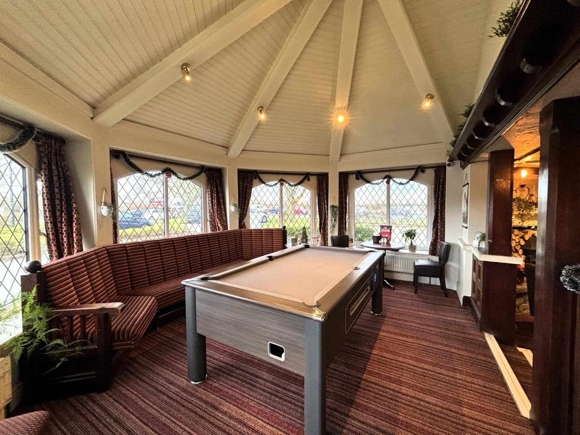 Premier Roomz Two Mills Ledsham  Extérieur photo