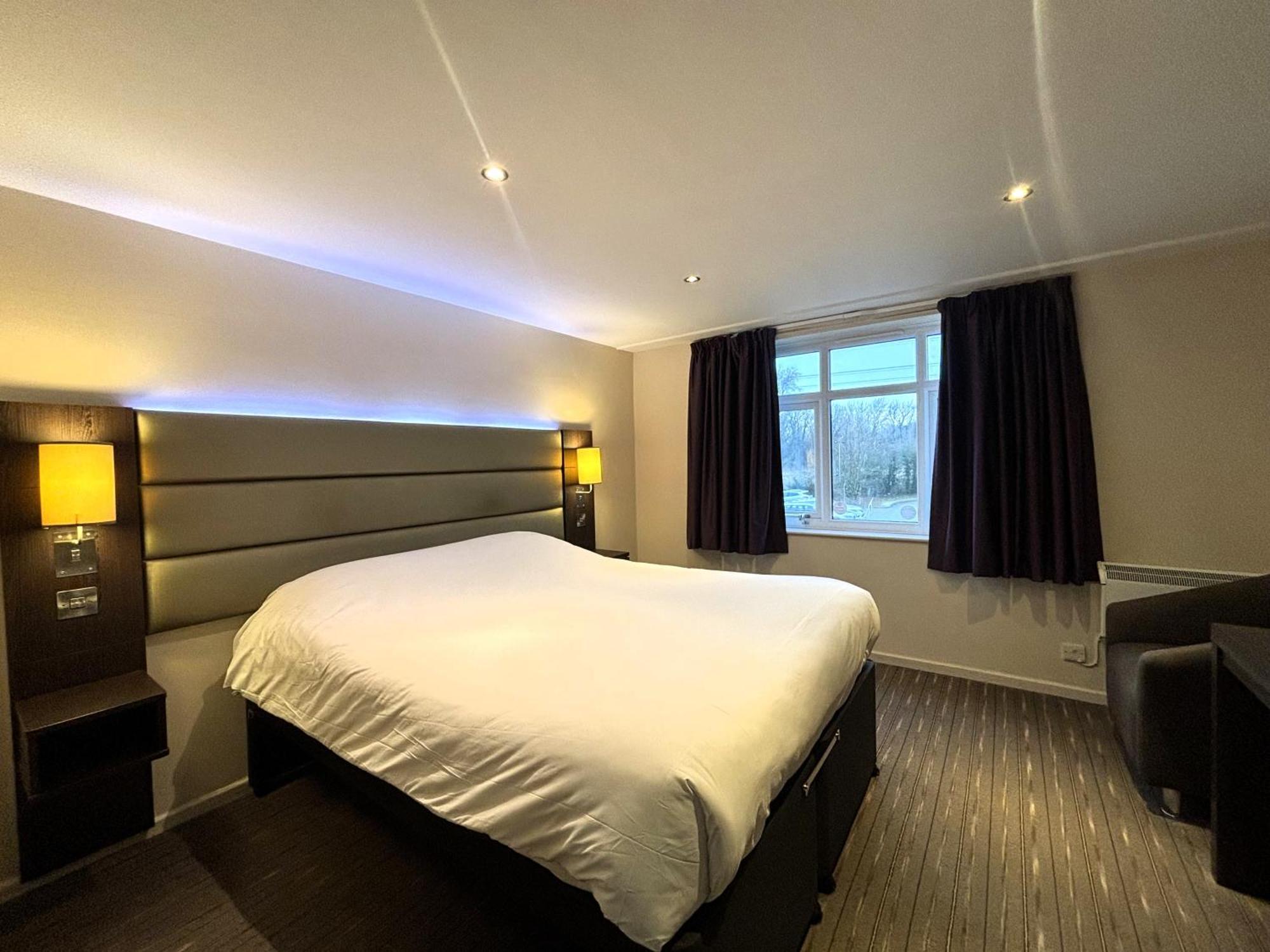 Premier Roomz Two Mills Ledsham  Extérieur photo