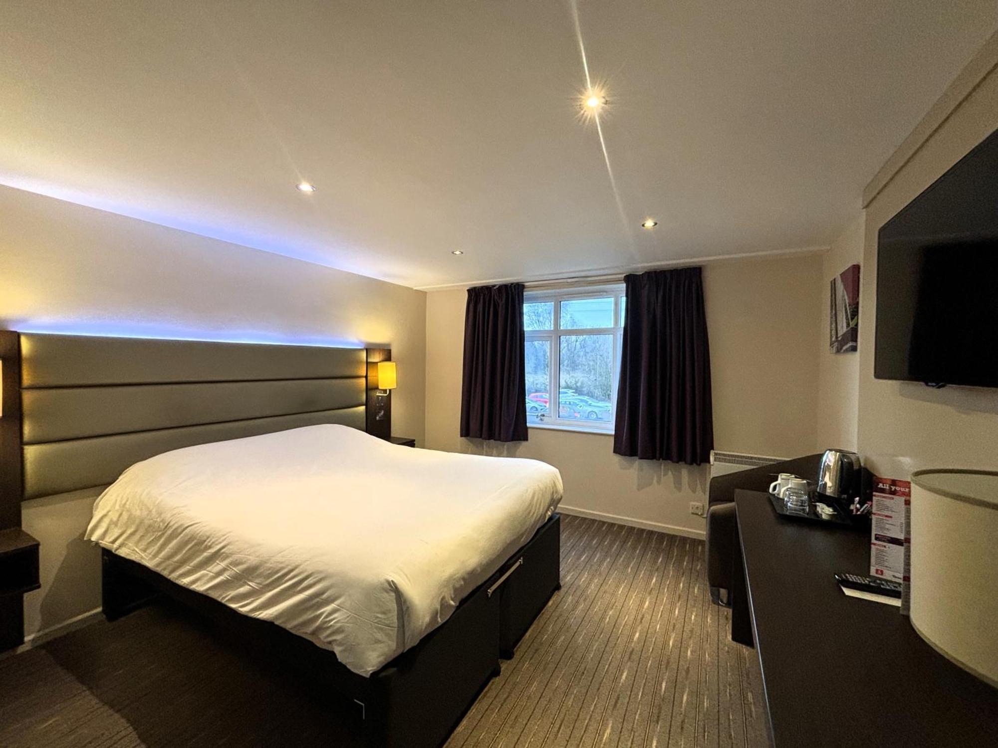 Premier Roomz Two Mills Ledsham  Extérieur photo