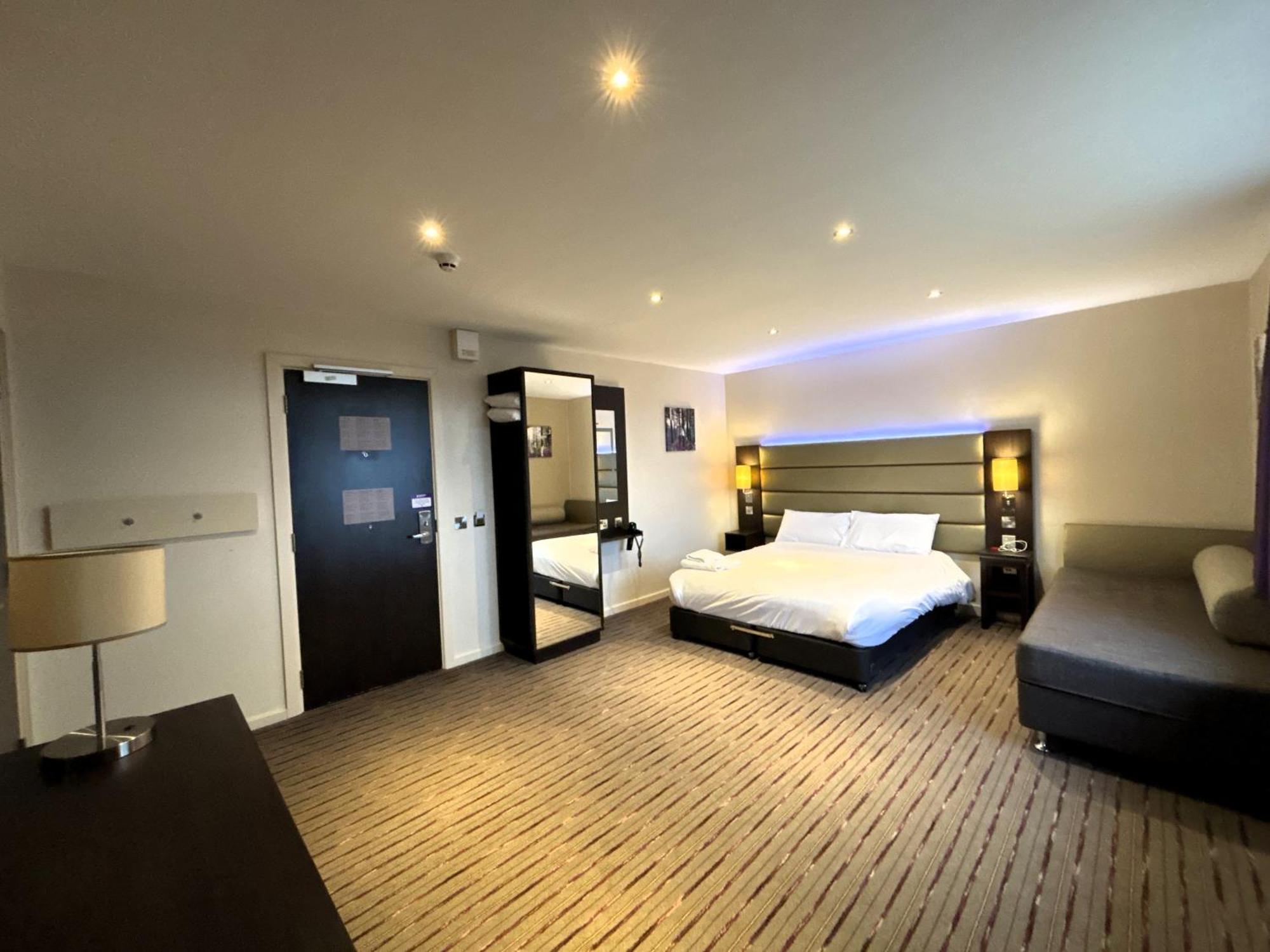 Premier Roomz Two Mills Ledsham  Extérieur photo
