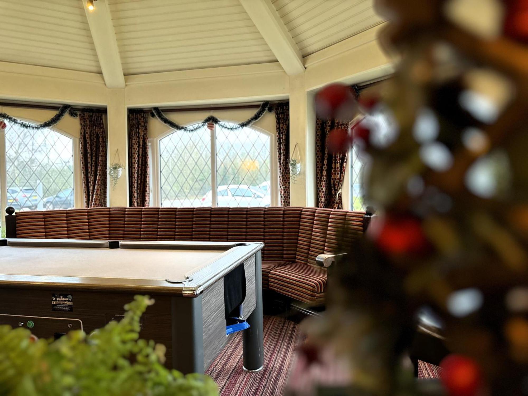 Premier Roomz Two Mills Ledsham  Extérieur photo